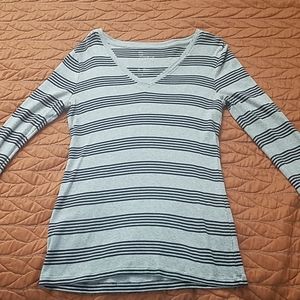 GAP Long Sleeved V-Neck Shirt Women's Size M
